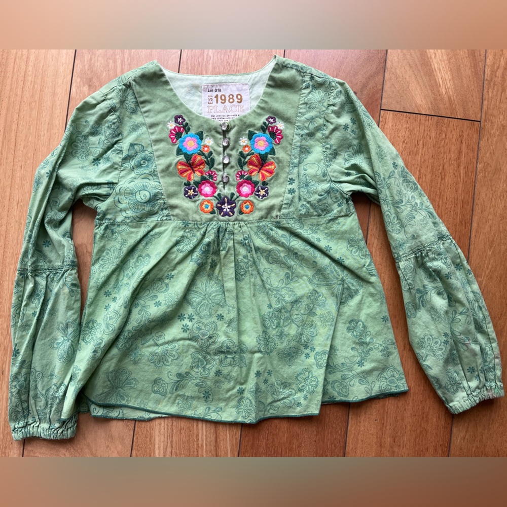 ❤️ 1989 Place- Girl’s Green Floral Embroidered Long Sleeve Blouse- Size 5/6